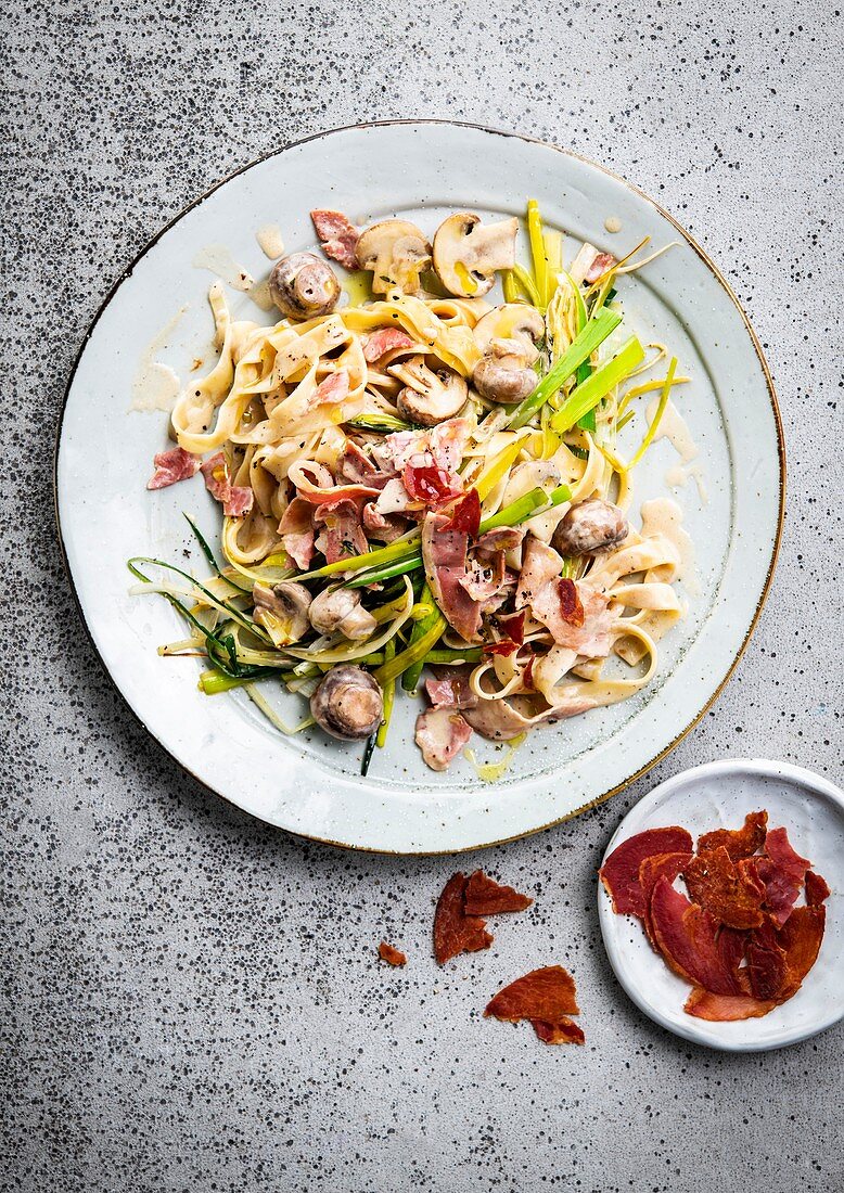 Tagliatelle mit Pancetta, Pilzen, Lauch und Zitronenthymian