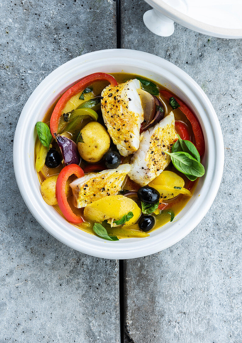 Tajine mit Fisch, Kartoffeln, Paprika und Oliven