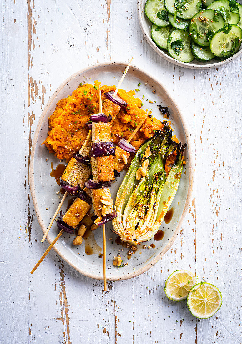 Tofu skewer with red onions with honey and mashed carrots