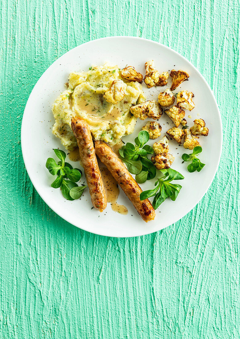 Chipolatas with homemade mashed potatoes and grilled cauliflower