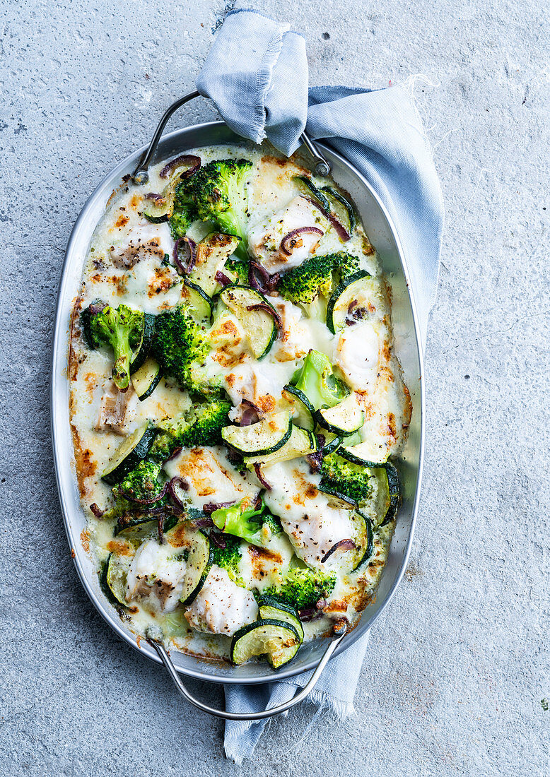 Fish gratin with broccoli, courgette, pesto and mozzarella cheese