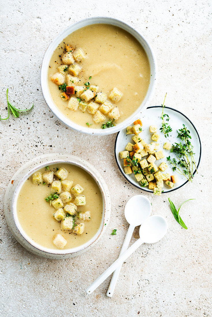 Artischockensuppe mit Croûtons