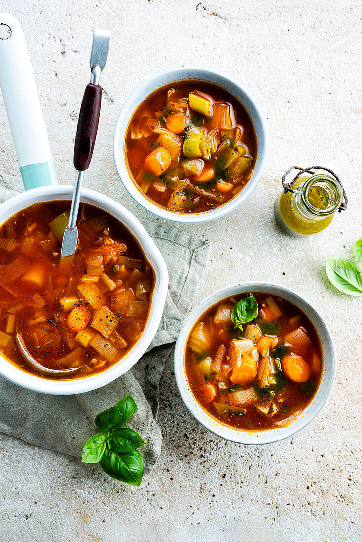 Lauch-Karotten-Suppe mit Basilikumöl