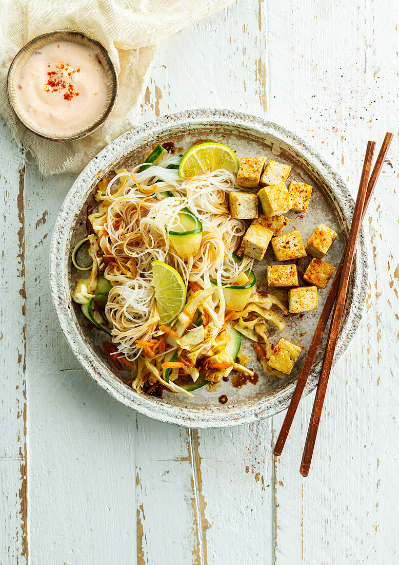Asiatischer Reisnudelsalat mit gegrilltem Tofu und Gemüse