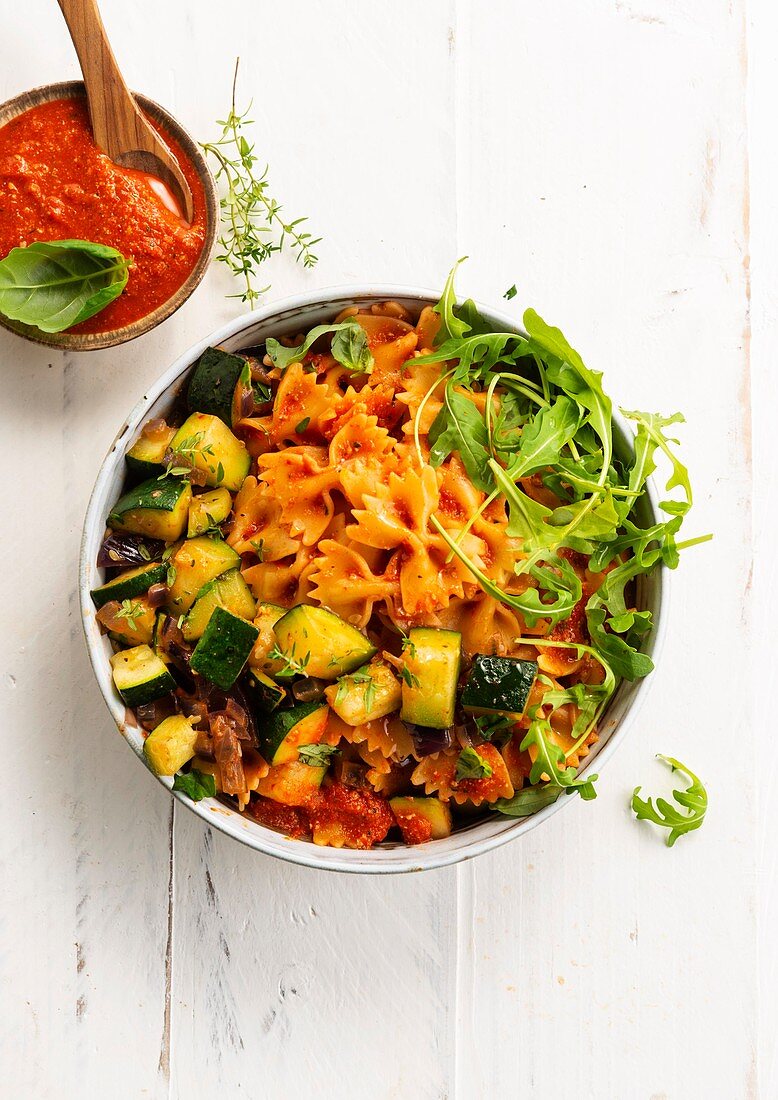 Farfalle mit Zucchini und Pesto Rosso-Tomatensauce