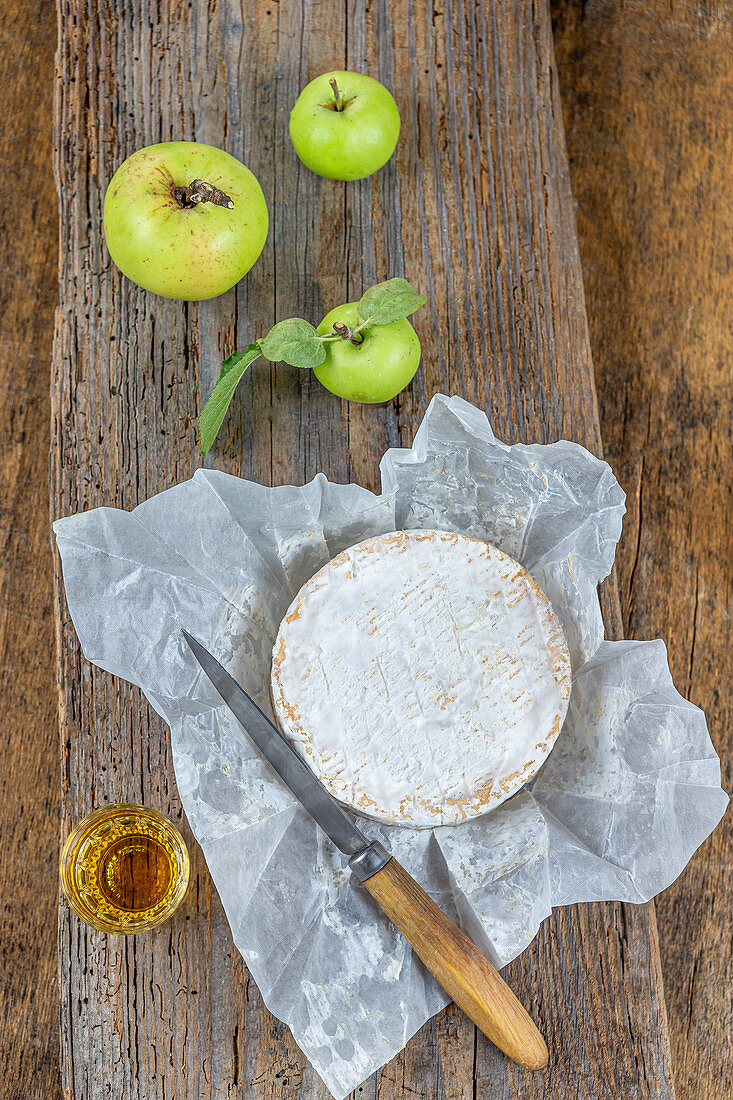 Camembert auf Papier dazu ein Glas Apfelwein