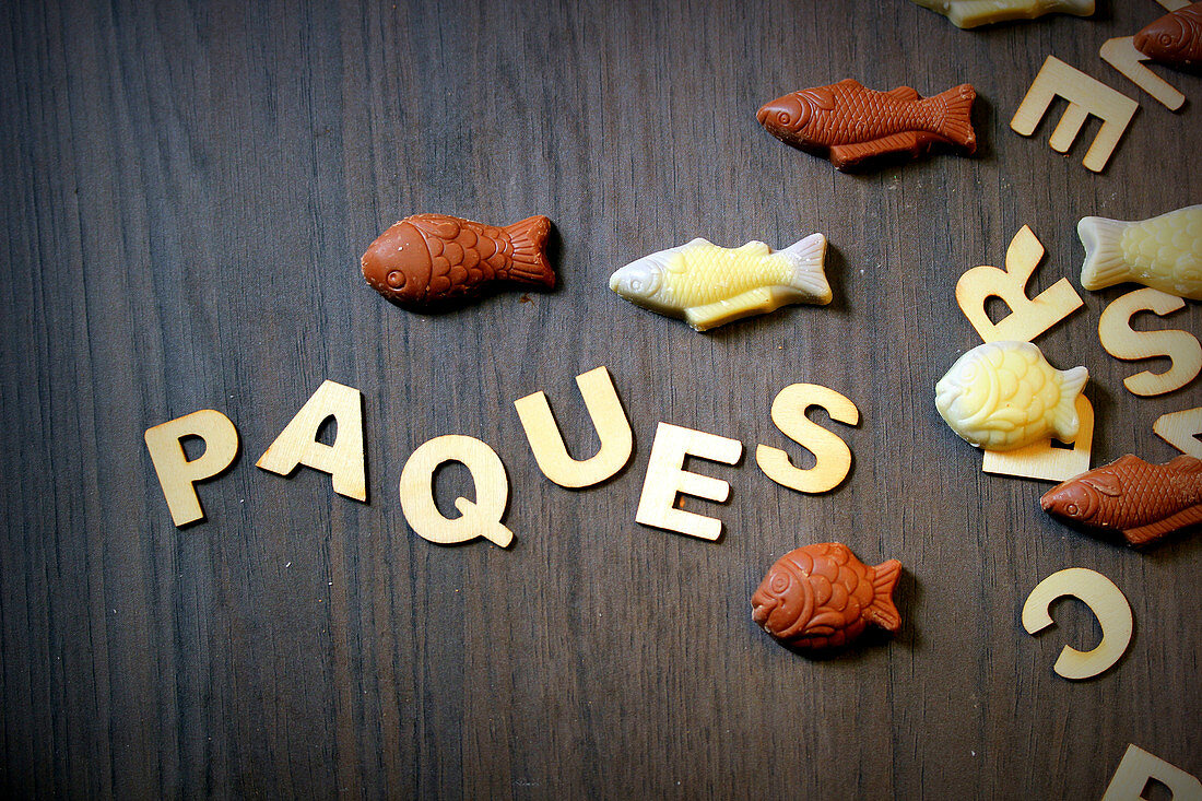 Schokoladenfischchen und der Schriftzug 'Paques'