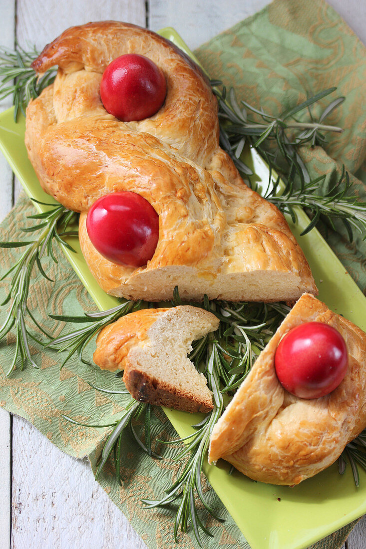 Tsourekia mit hartgekochten Eiern zu Ostern (Griechenland)