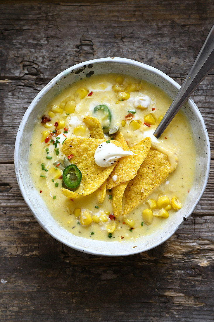 Cremige Maissuppe mit Chilis und Tortillachips