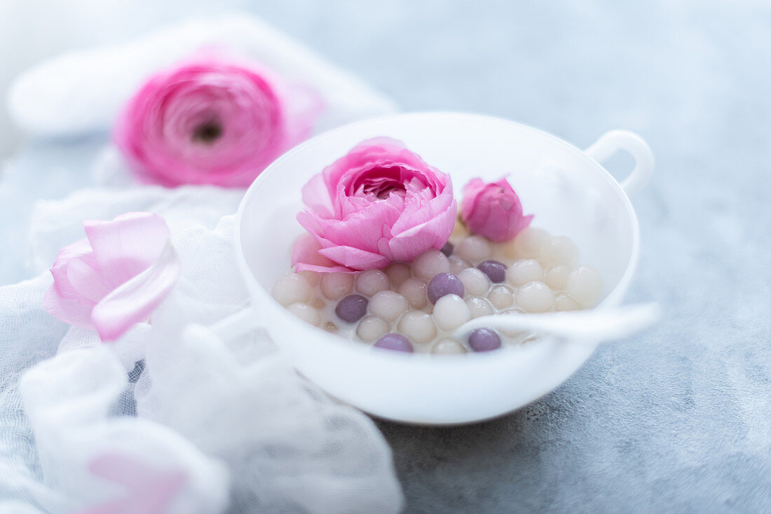 Tapiokakugeln in Mandelmilch dekoriert mit rosa Blüten