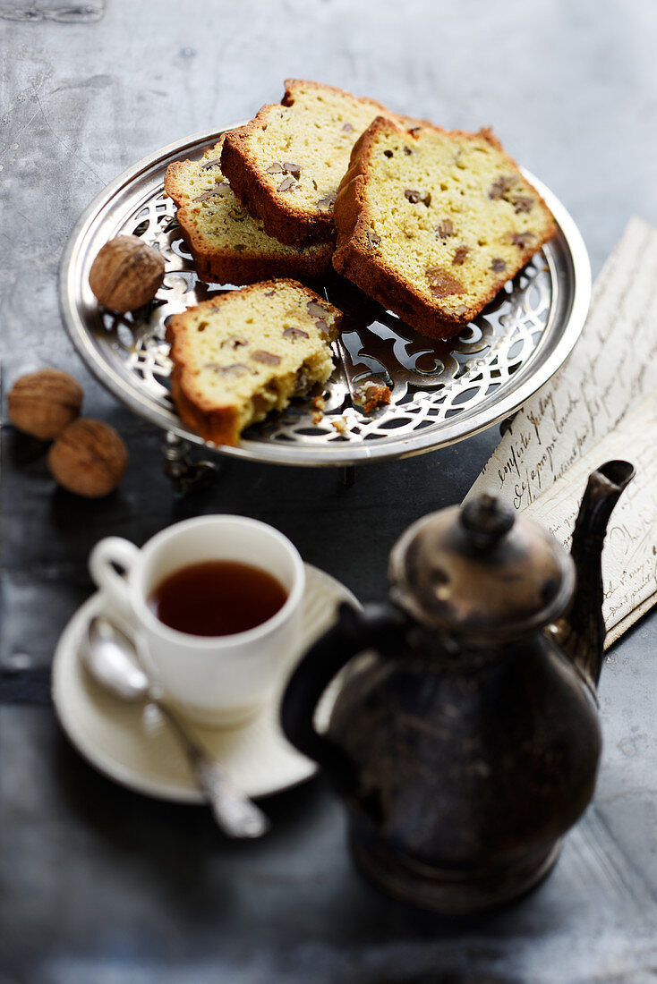 Kastenkuchen mit Walnüssen und confierten Zitrusfrüchten