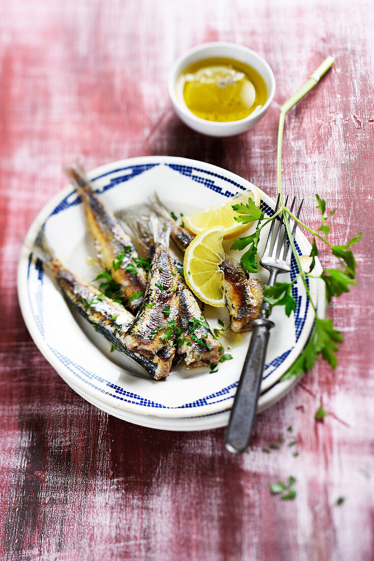 Gegrillte Sardinen mit Zitronenspalten