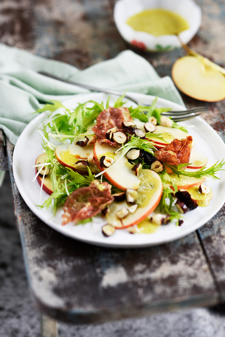 Herbstlicher Salat mit Apfel, Mizuna, knusprigem Coppa und karamellisierten Haselnüssen