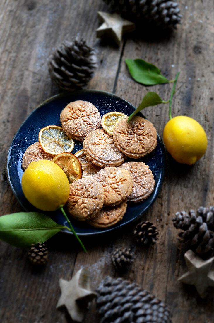 Weihnachtliche Zitronenplätzchen mit Schneeflockenmotiv