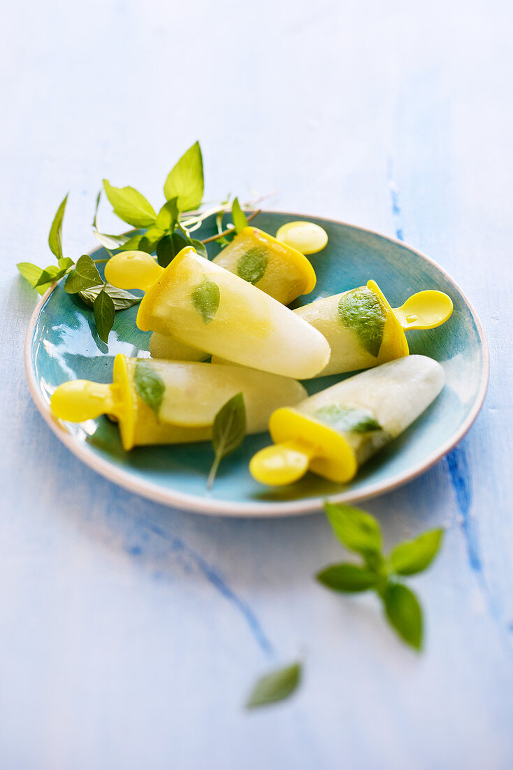 Zitronensorbet-Stieleis mit Basilikum