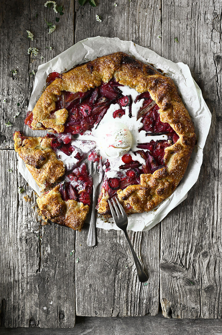 Rhubarb and strawberry rustic tart with vanilla ice cream