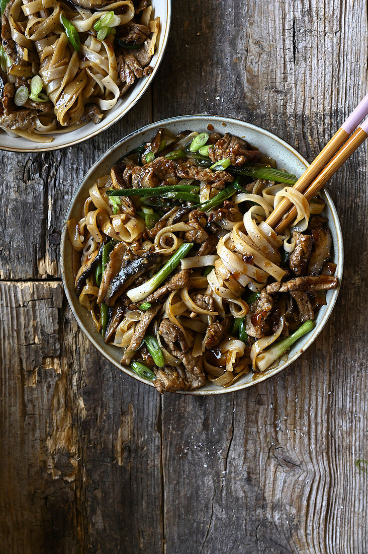 Noodles sauté with beef and shiitake