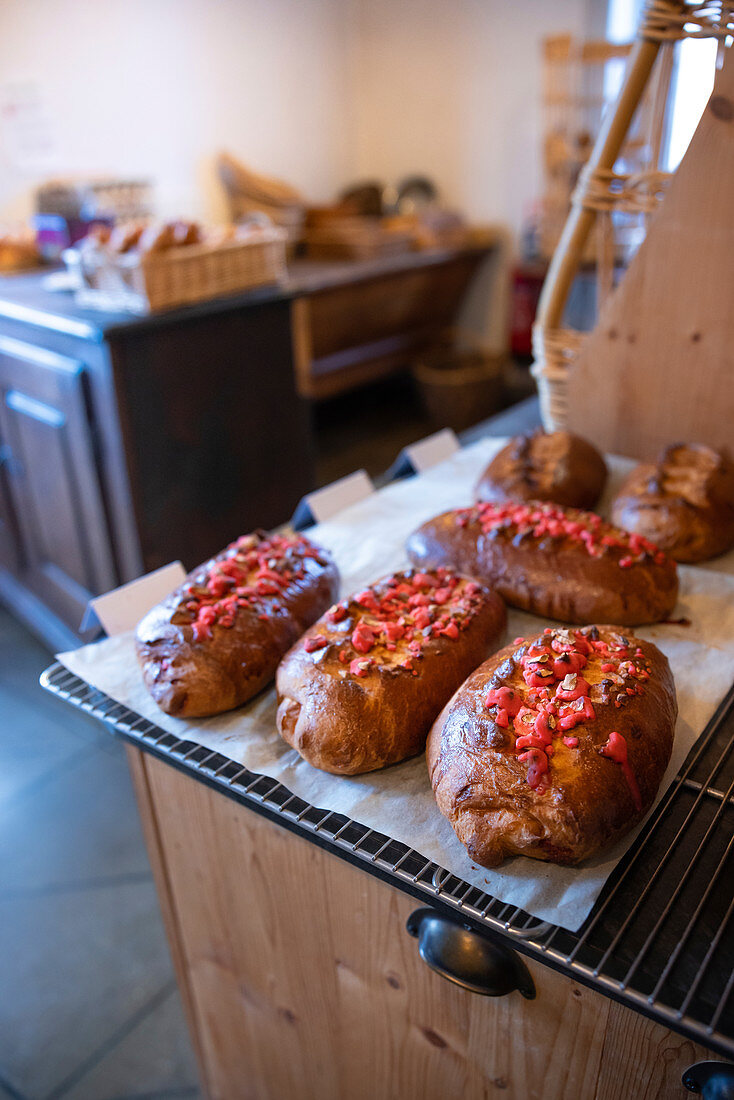 Brioche mit süßer Füllung in Boulangerie