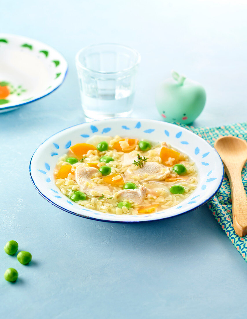 Hühnersuppe mit Buchstabennudeln, Karotten und Erbsen