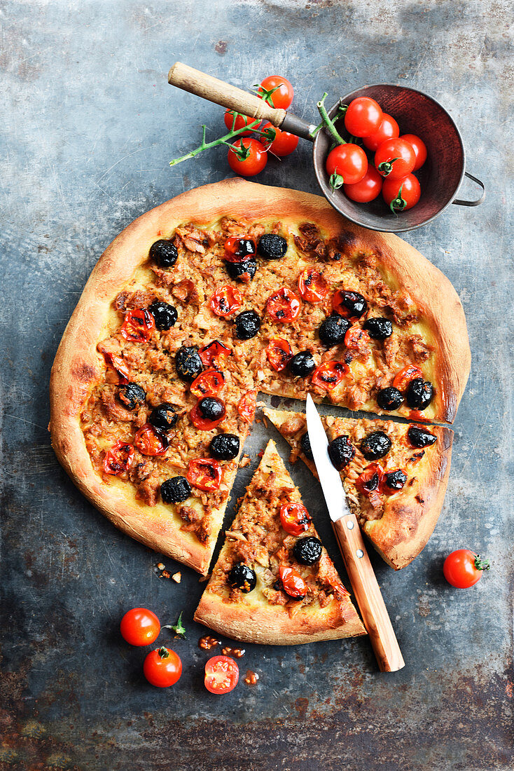 Pizza mit Thunfisch, Tapenade und Kirschtomaten