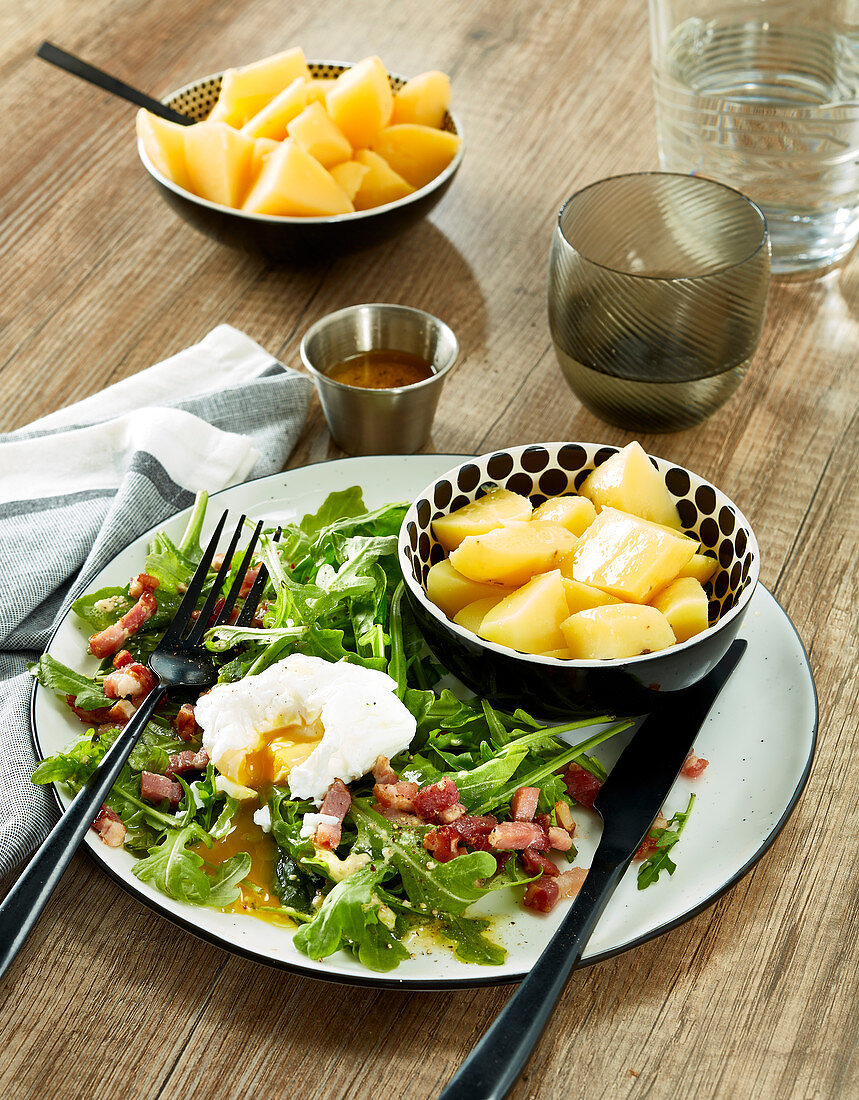 Löwenzahnsalat mit pochiertem Ei, Speck und Kartoffeln