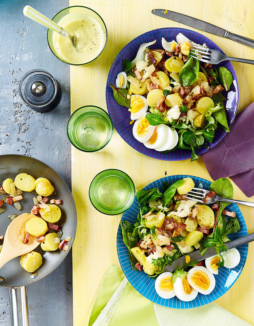 Kartoffelsalat mit Feldsalat, Speck und gekochten Eiern (Vogesen, Frankreich)