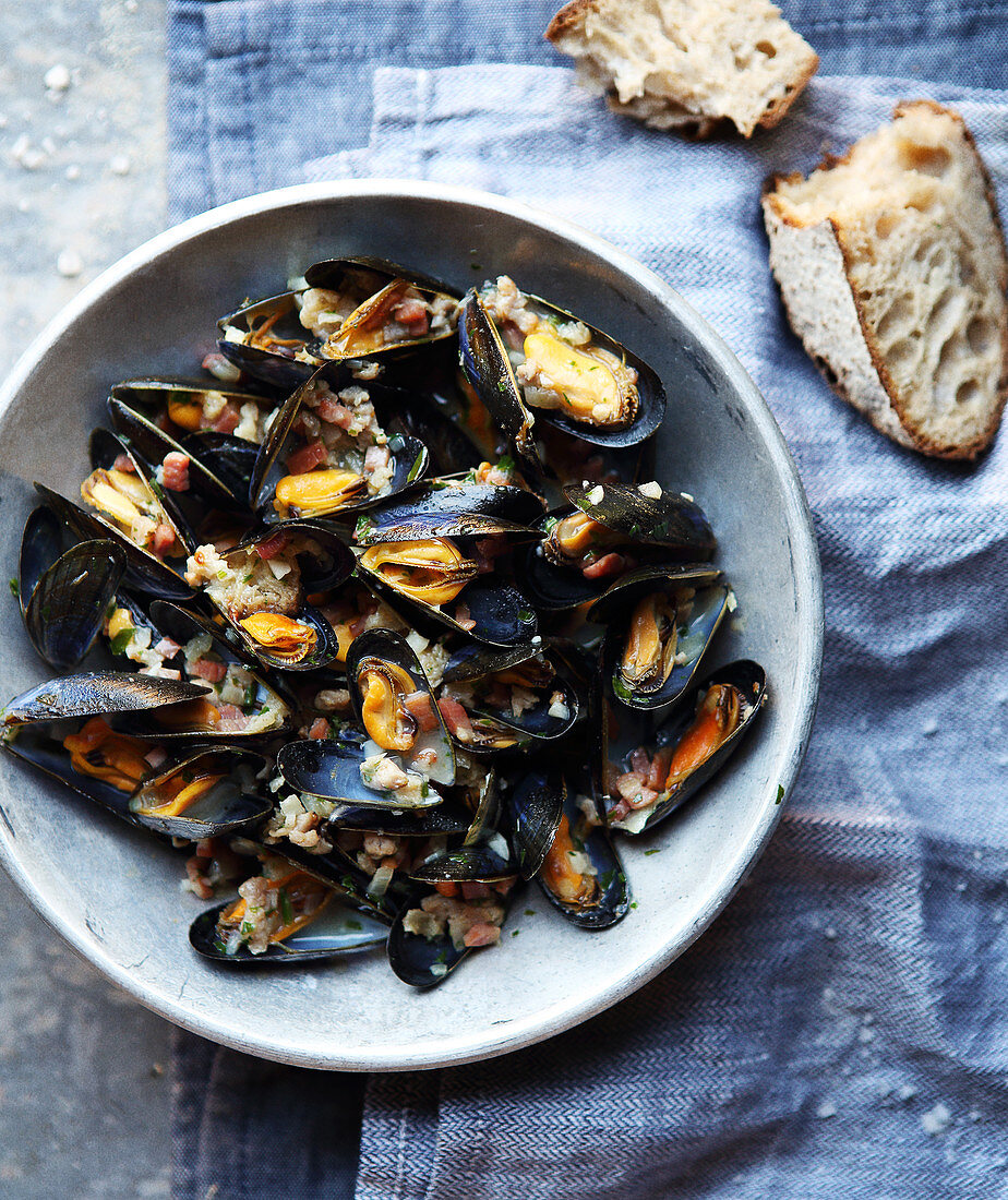Mussels with ham