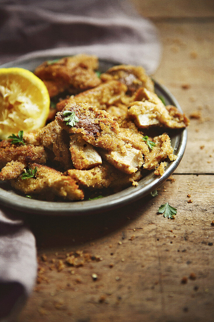 Panierte Schnitzel mit Zitrone