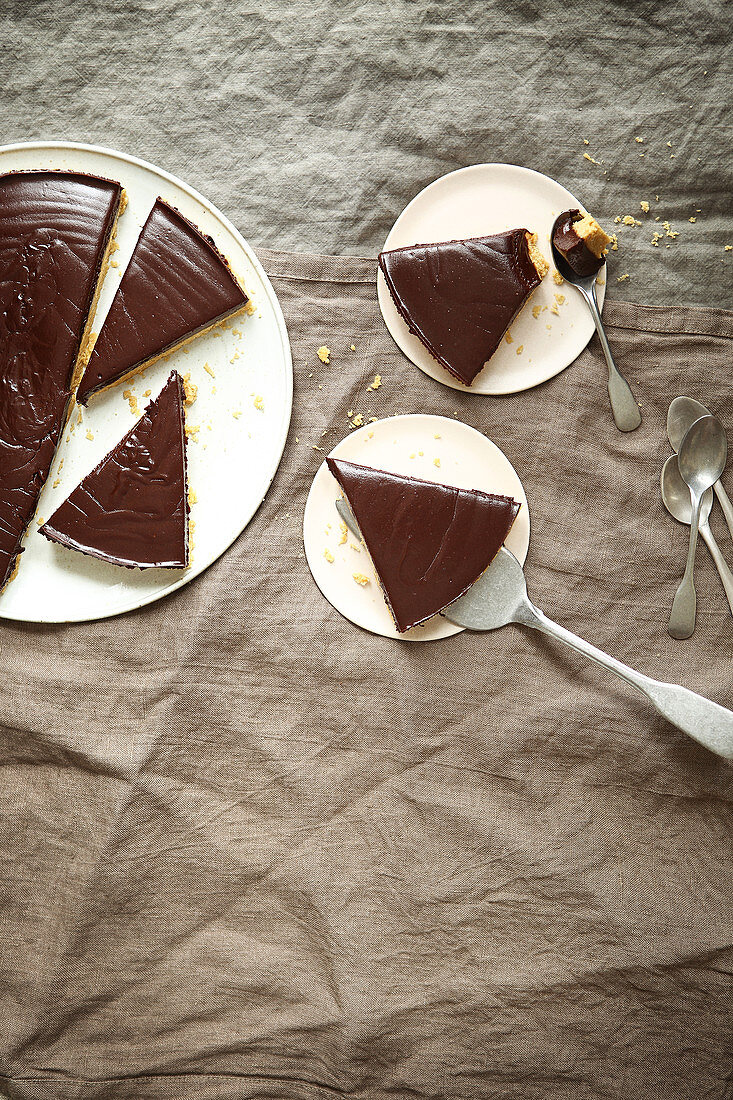 Cook-free chocolate tart
