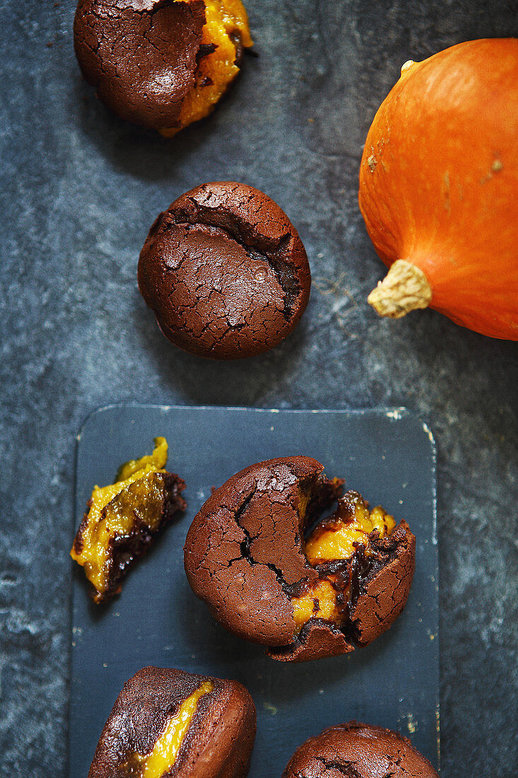 Chocolate-pumpkin small runny cakes