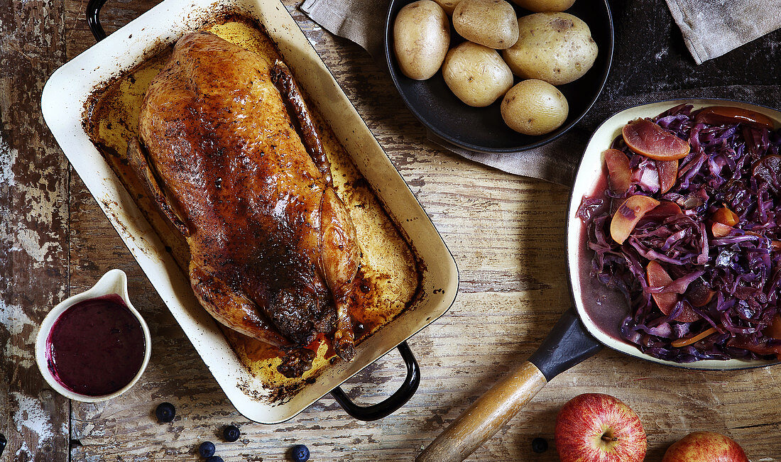 Duck stuffed with prunes with Saint-Martin apple and red cabbage