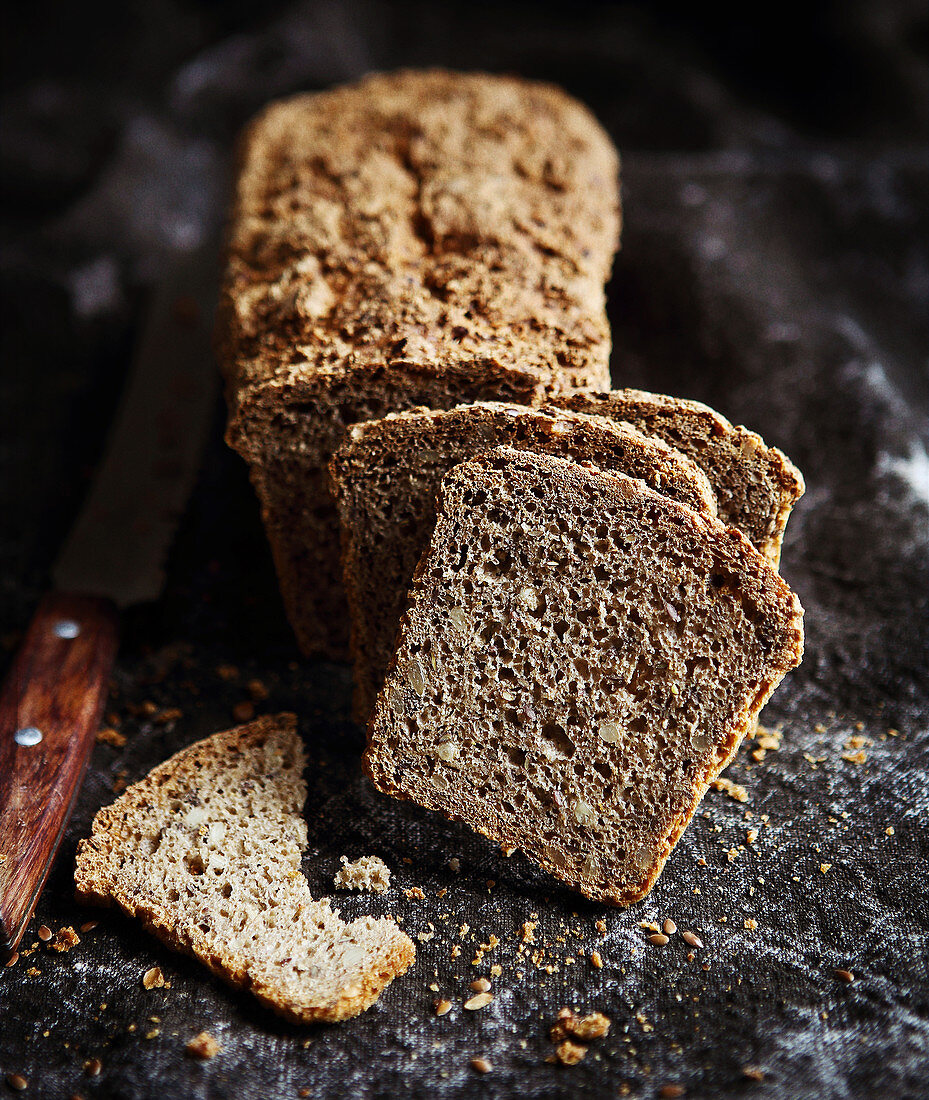 Sauerteig-Roggenbrot, angeschnitten