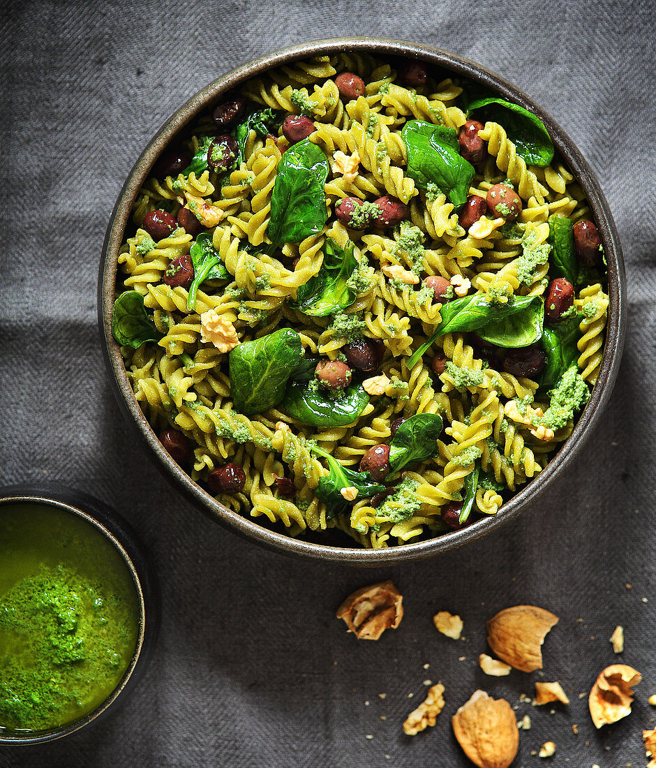 Grüne Nudeln und Spinat und Spirulina-Pesto