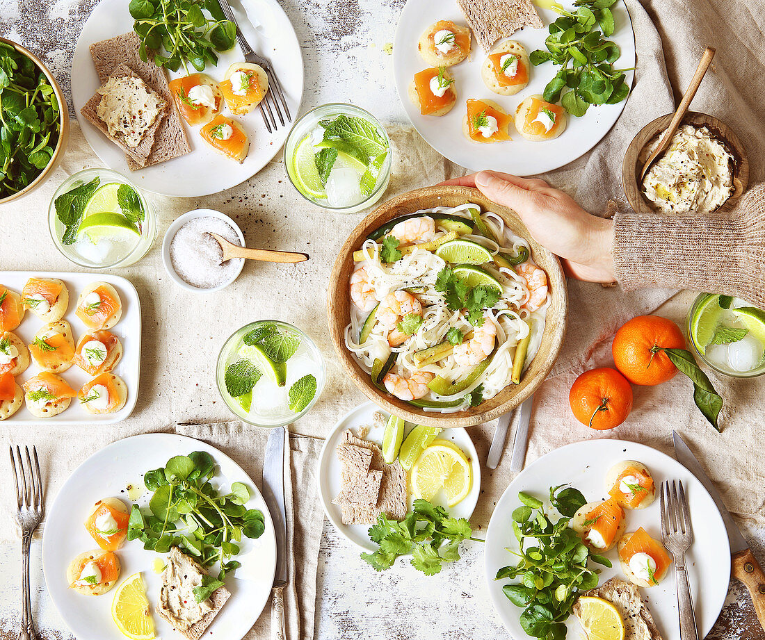 Gedeckter Tisch für ein gesundes ausgewogenes Brunch