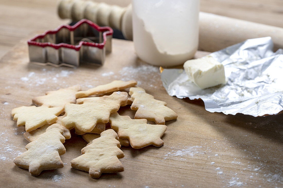 Weihnachtsplätzchen in Tannenbaumform mit Puderzucker