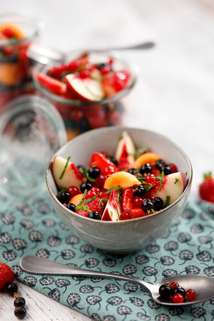 Obstsalat mit roten Früchten und Pfirsichen