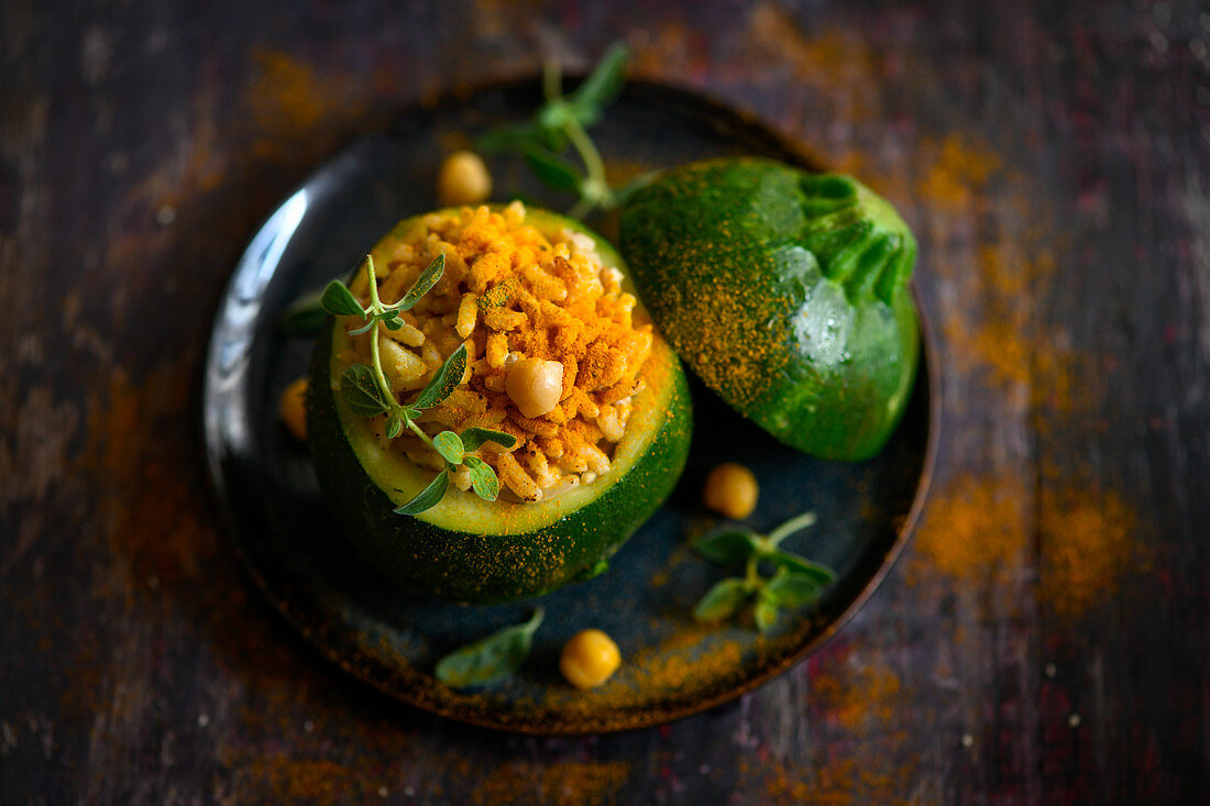 Runde Zucchini gefüllt mit vegetarischem Curry