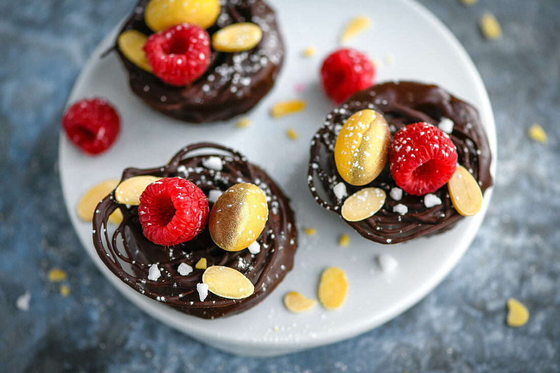 Chocolate-raspberry Easter baskets