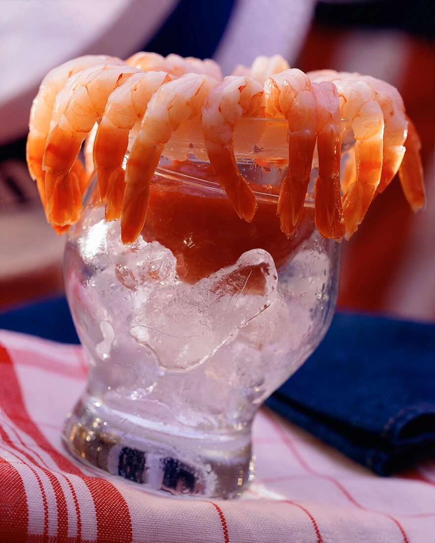 Shrimp Cocktail auf Eis in einem Glas