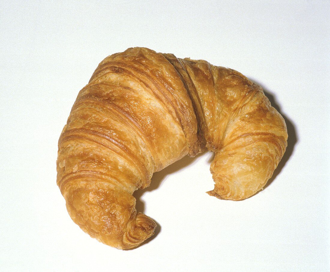 Ein Croissant auf weißem Untergrund