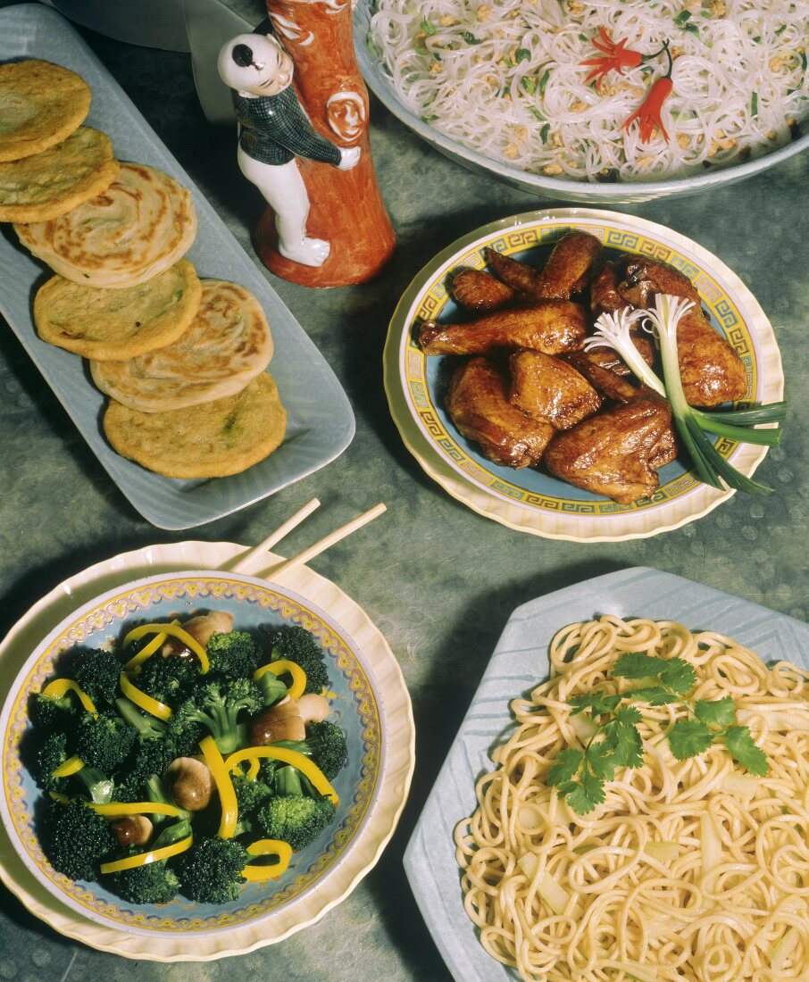 Verschiedene chinesische Gerichte: Nudeln, Brokkoli, Ente