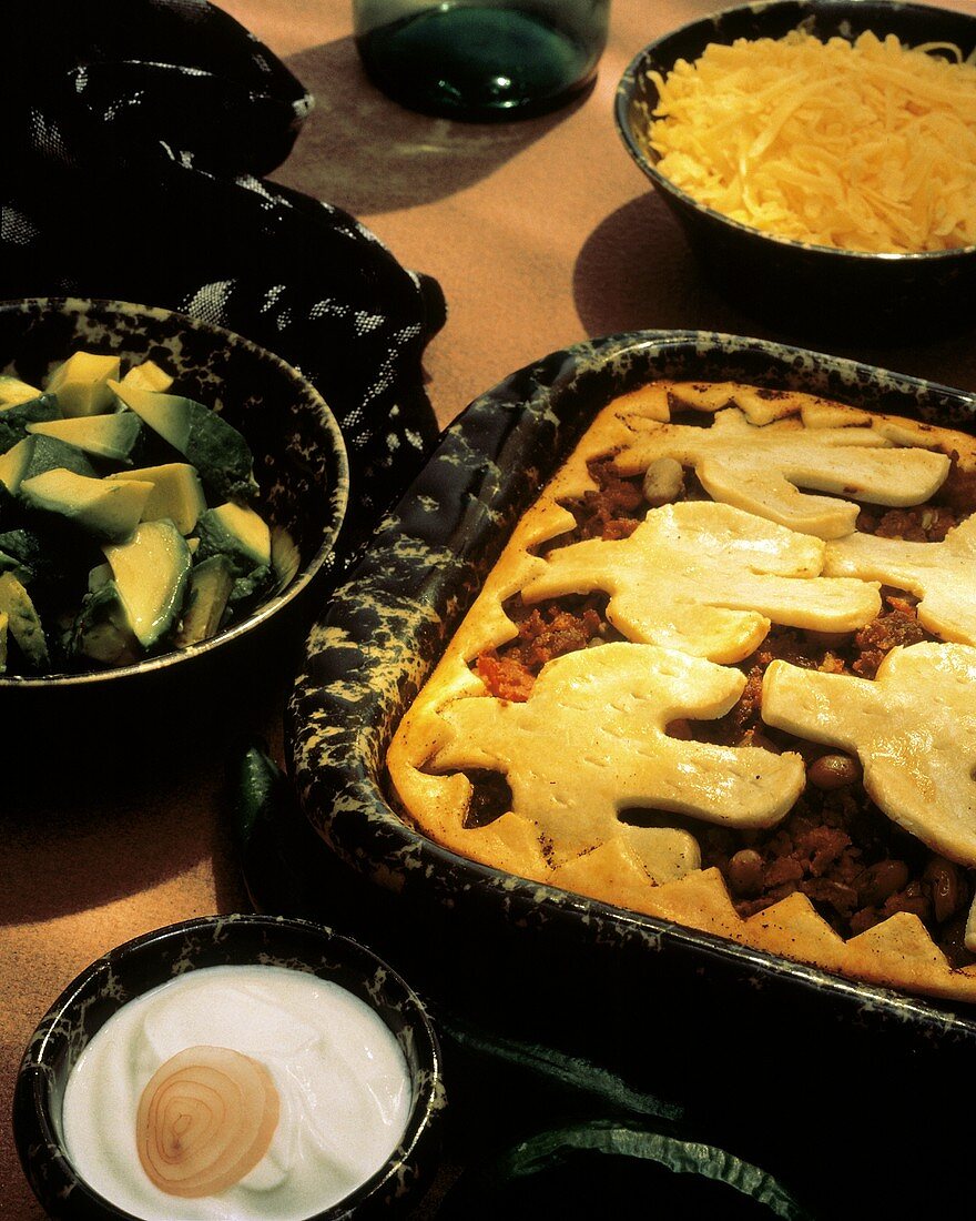 Chili con Carne in Auflaufform mit Kaktusdeko aus Teig