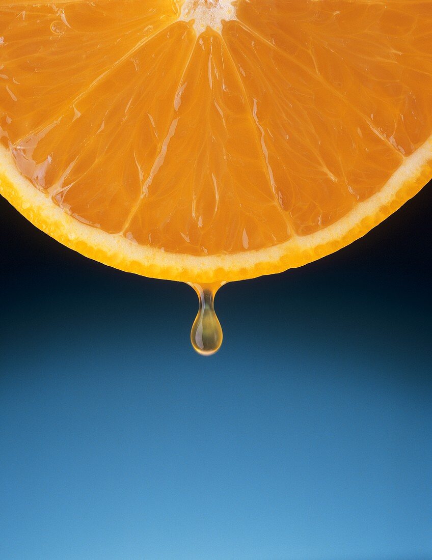 Orangenscheibe mit Safttropfen
