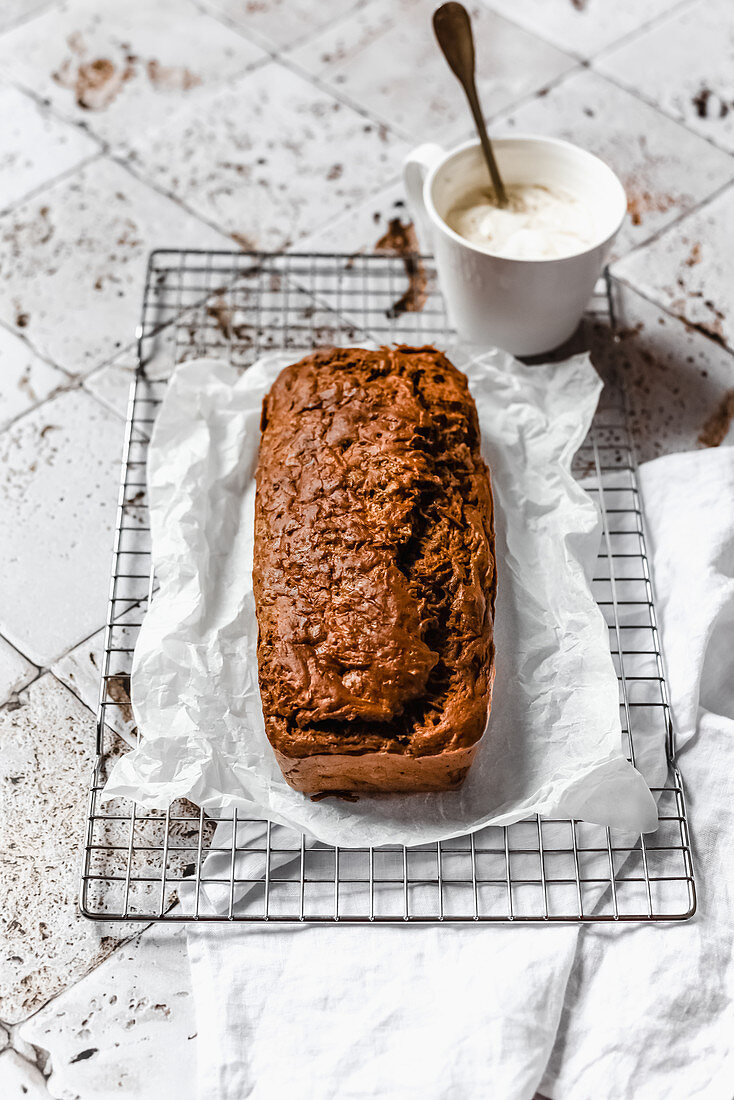 Karottenkuchen auf Abkühlgitter