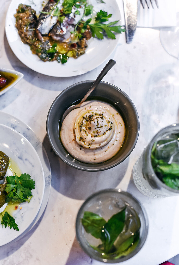 Gedeckter Tisch mit griechischen Speisen