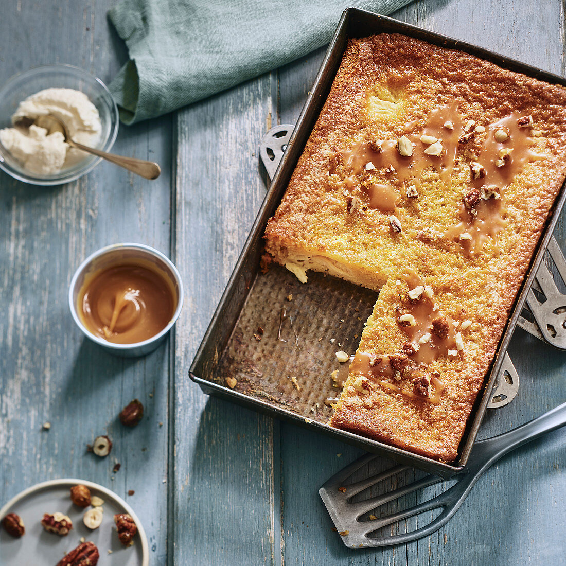 Apfelkuchen mit Nüssen und gesalzenem Butterkaramell