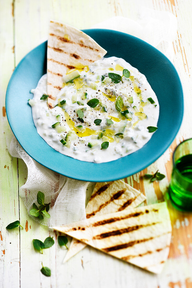 Tzatziki mit Fladenbrot