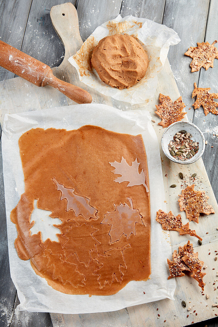 Preparing crisp leaf biscuits