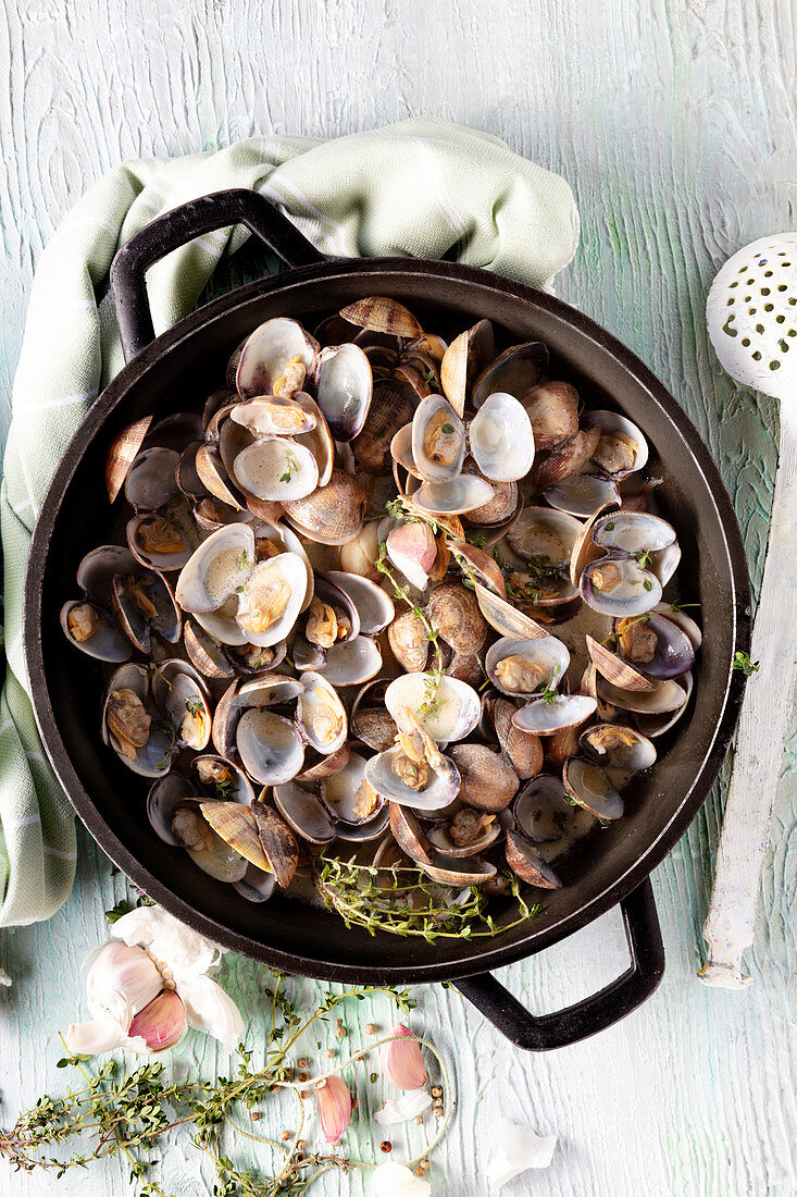 Cooking pot of clams with thyme