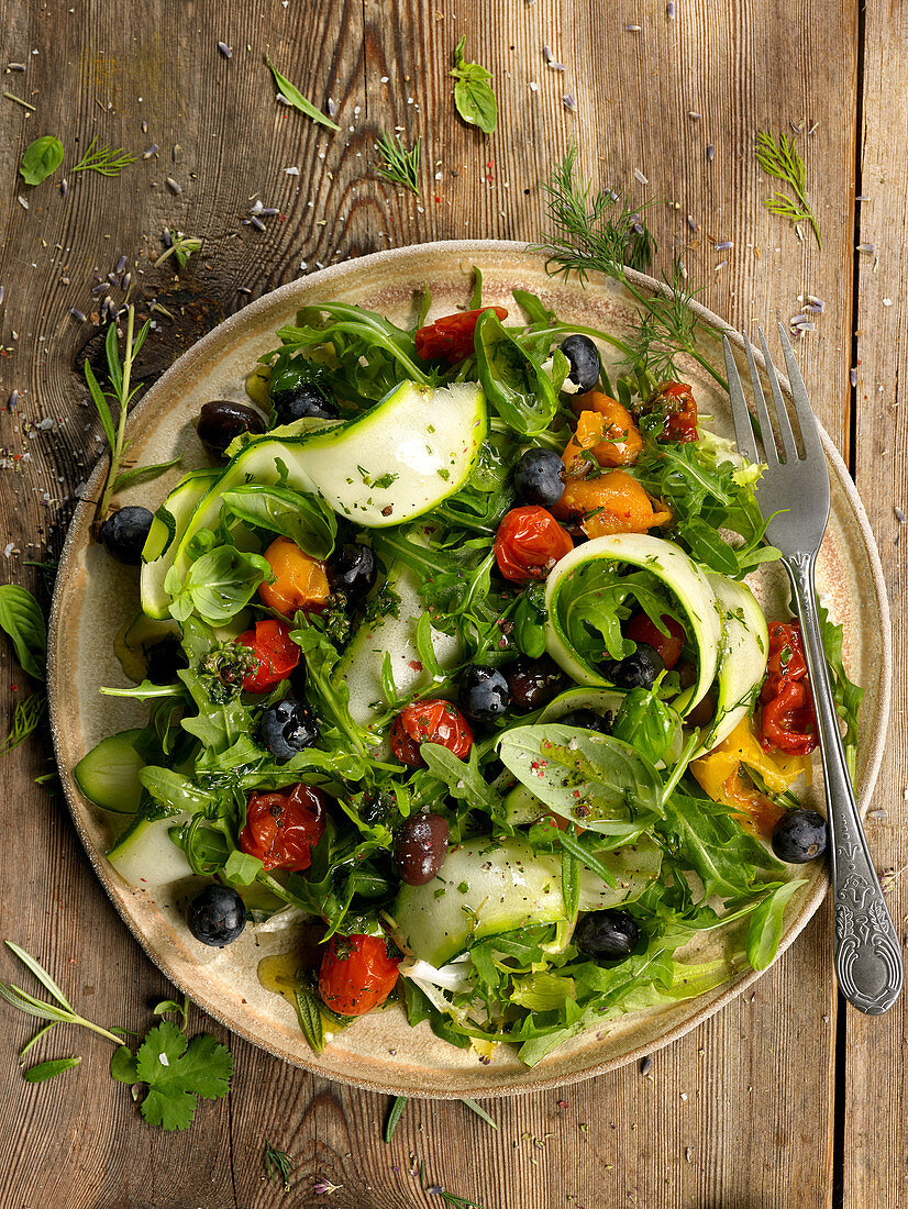 Salat mit Gurken, Tomaten, Heidelbeeren und Kräutern der Provence
